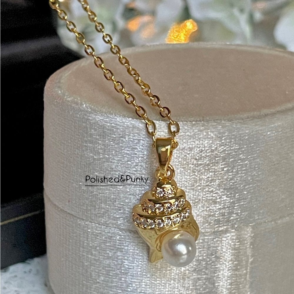 18kt Gold plated Conch shell with white Pearl pendant and necklace ~ in Gift Box